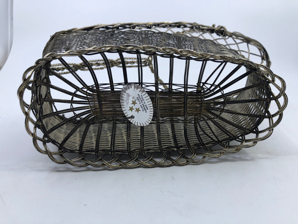 OVAL WINE BOTTLE WIRE BASKET W/HANDLE.