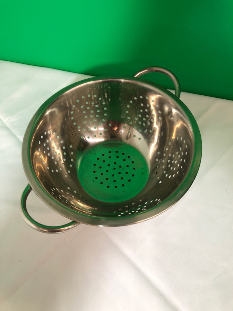 STAINLESS STEEL STRAINER.