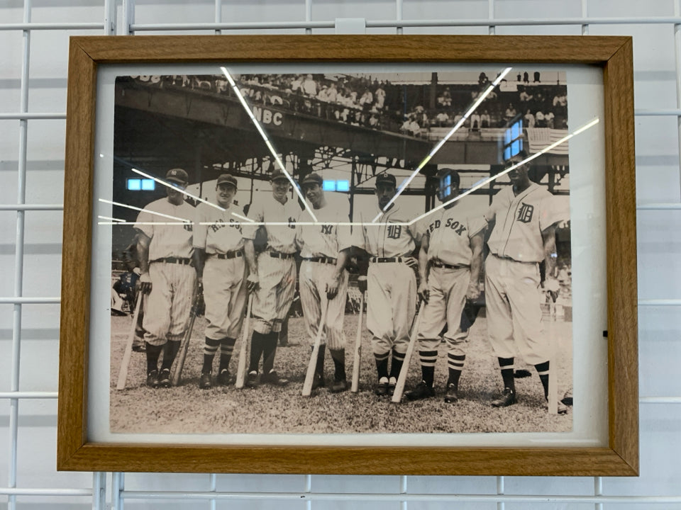 BLACK AND WHITE RED SOX TEAM PHOTO IN BROWN FRAME.