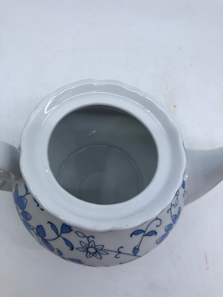 BLUE AND WHITE FLORAL PATTERN TEAPOT.