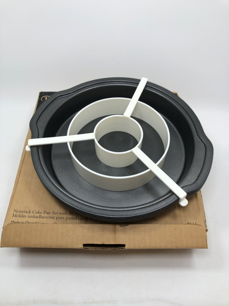 PAMPERED CHEF CAKE PAN SET IN BOX.