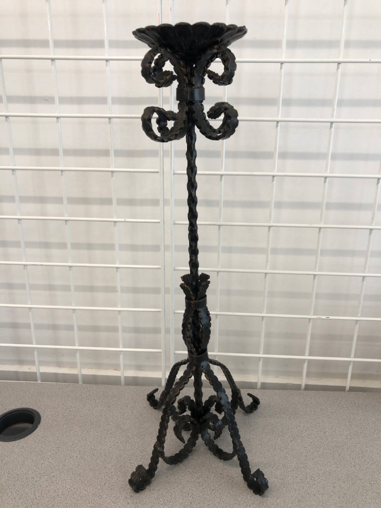 SCROLL DESIGN METAL PILLAR CANDLE HOLDER.