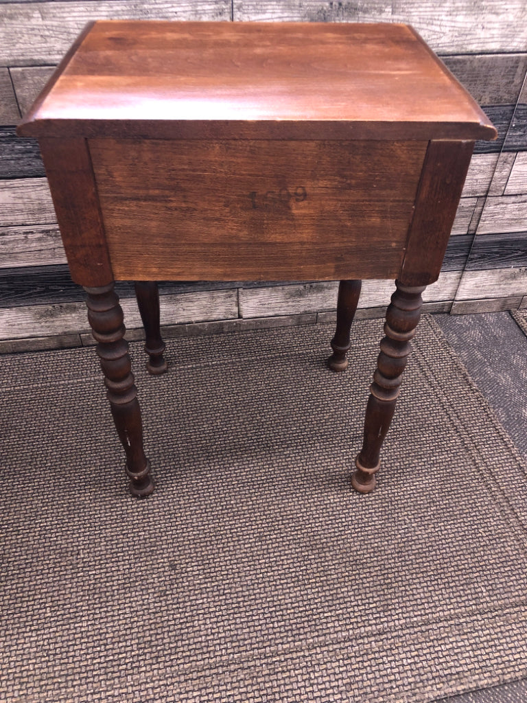 VTG MAPLE WOOD SIDE TABLE WITH DRAWER.