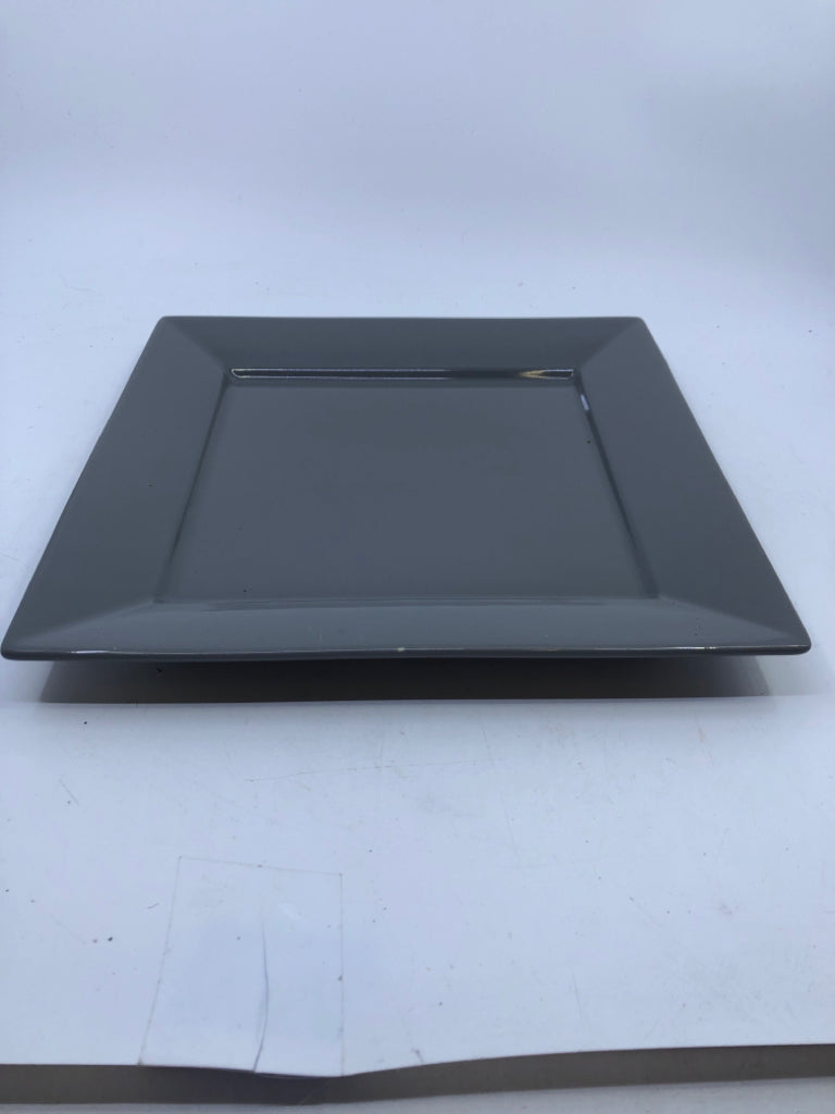 12 PC SVC 4 SQUARE PLATES + BOWLS.