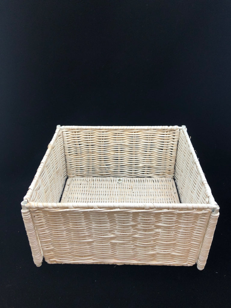 WHITE WICKER BASKET.