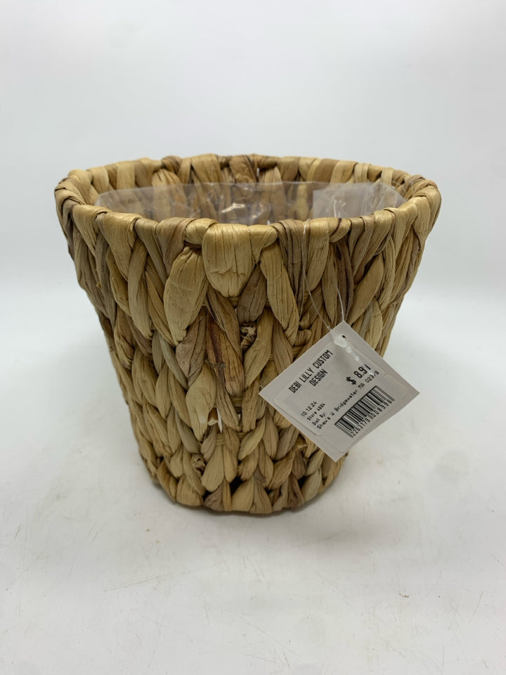 WOVEN PLANTER W/PLASTIC LINING.