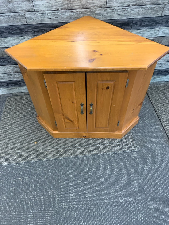 BLONDE WOOD CORNER CABINET.