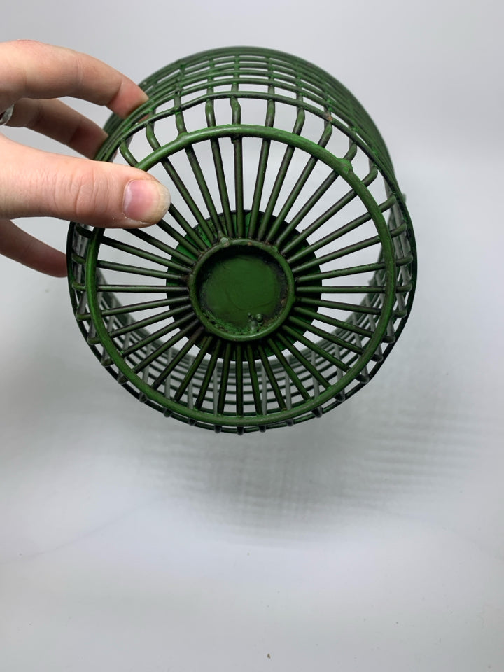 HEAVY GREEN METAL GRATE BASKET W/ HANDLES.