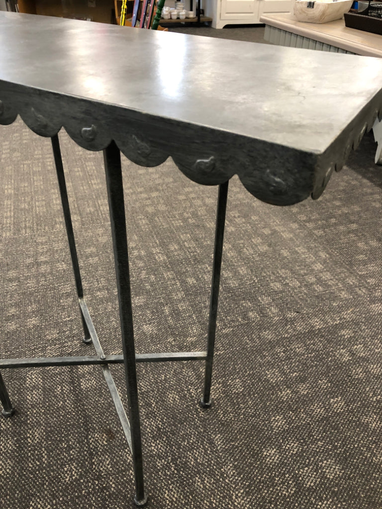 METAL SCALLOPED SIDE TABLE.