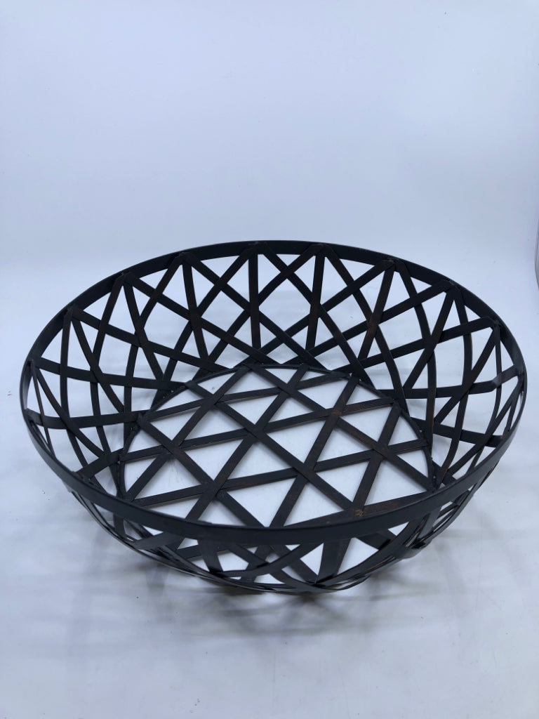 ROUND CRISS CROSS METAL BASKET.