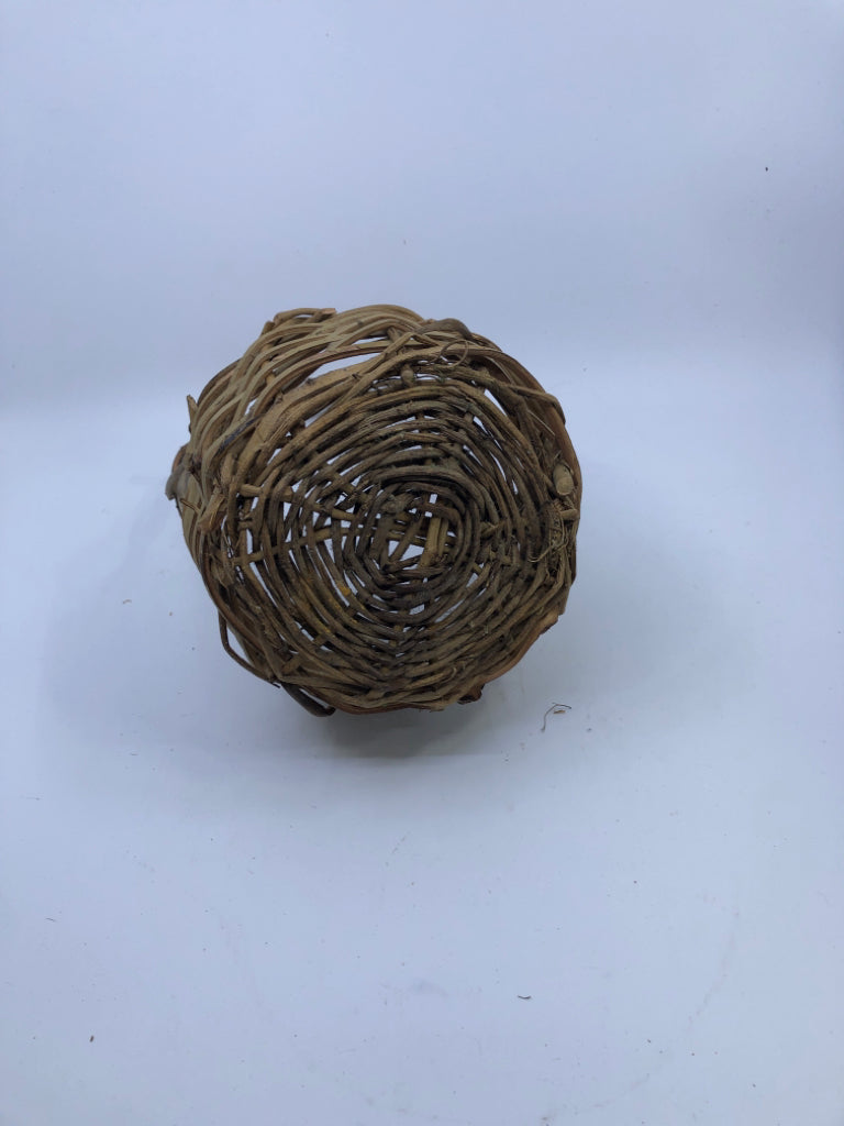 SMALL WOVEN TWIG BASKET.