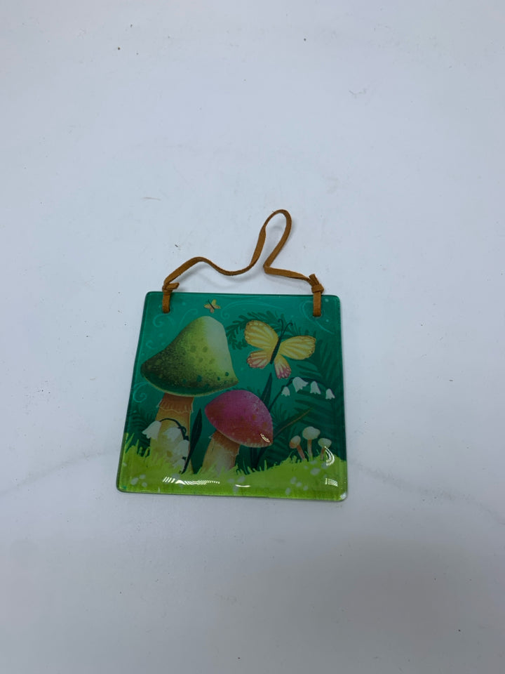 SMALL GLASS EMBOSSED MUSHROOMS & BUTTERFLY.