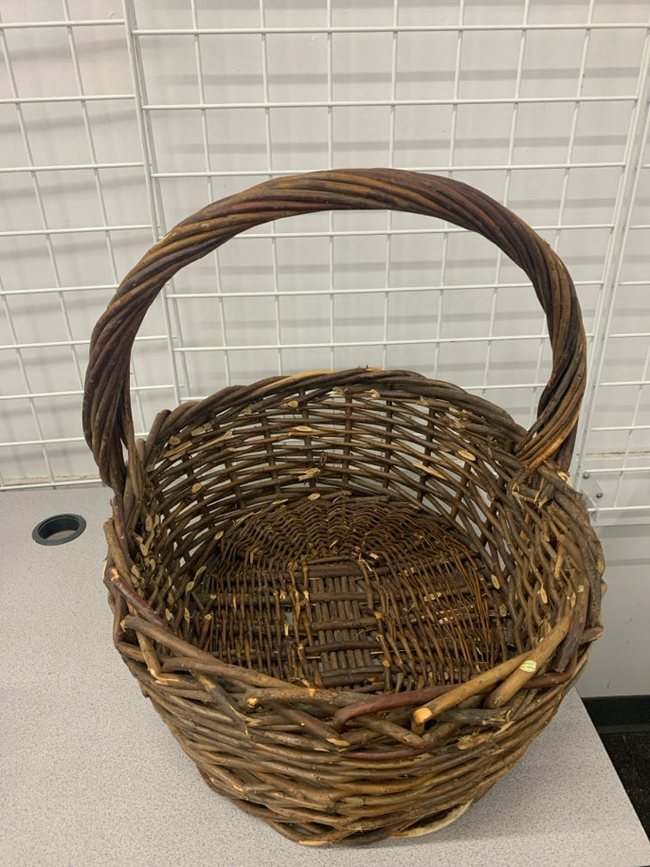 LARGE BROWN BASKET W/HANDLE.
