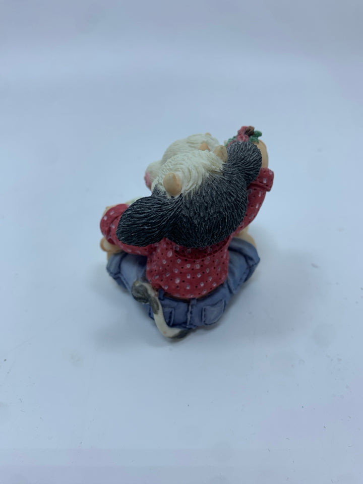 "MEET ME UNDER THE MOO-STLETOE" MARY MOOMOOS FIGURE.