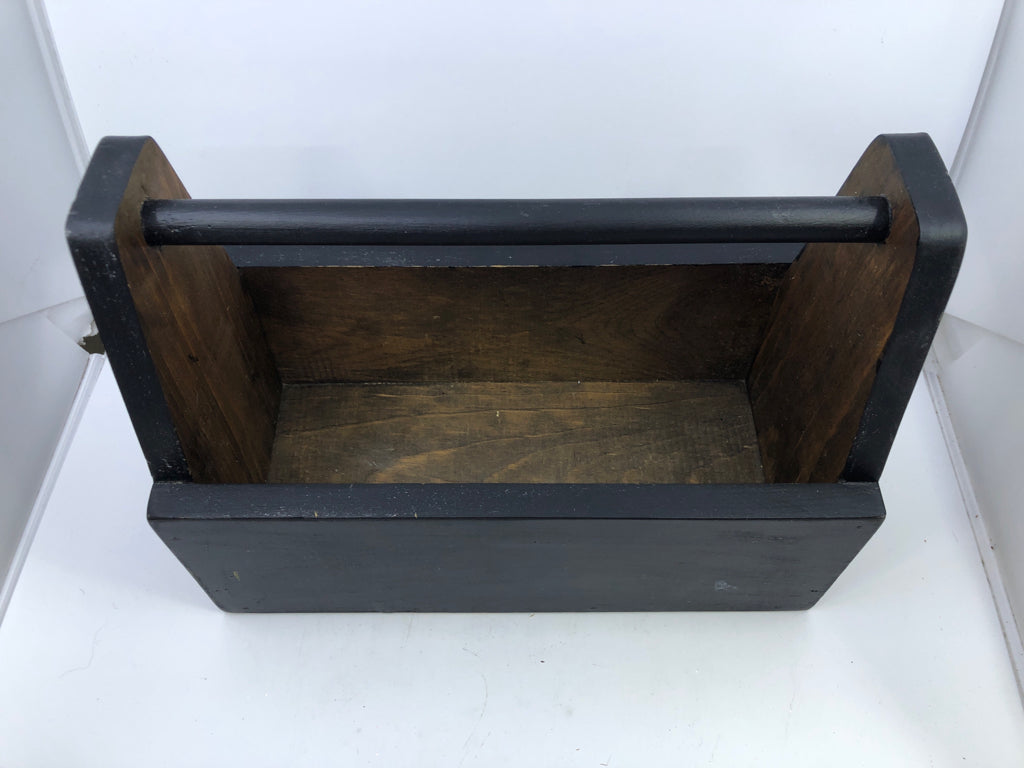 PAINTED FARMHOUSE CRATE W HANDLE.