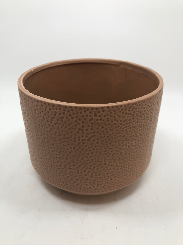 TAN TEXTURED CERAMIC PLANTER.