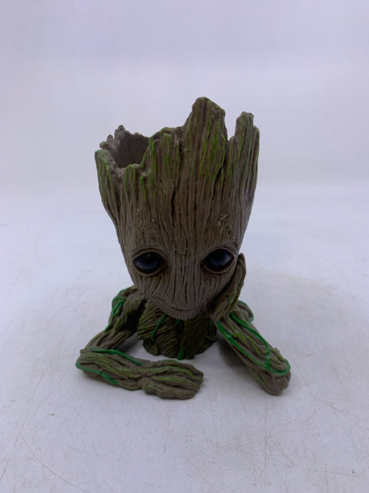 GROOT TREE PLANTER.