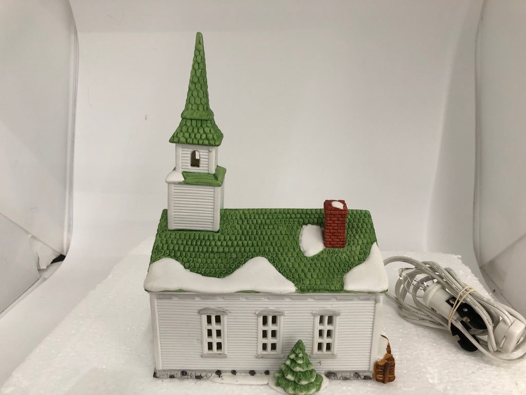 CERAMIC WHITE CHURCH VILLAGE HOUSE DEPARTMENT 56.