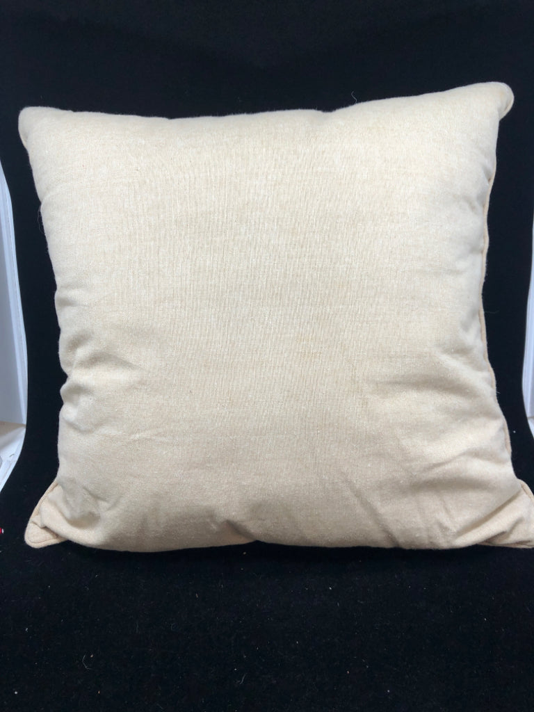 RED/GREY TEXTURED PILLOW.