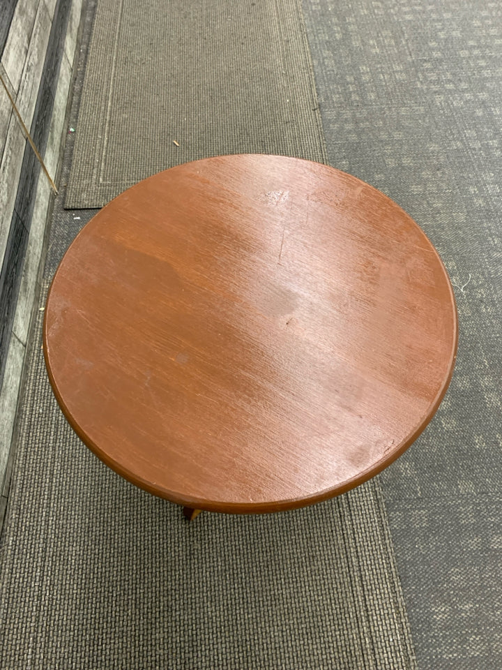 ROUND WOOD FLIP TOP SIDE TABLE W/SPINDLE BASE.