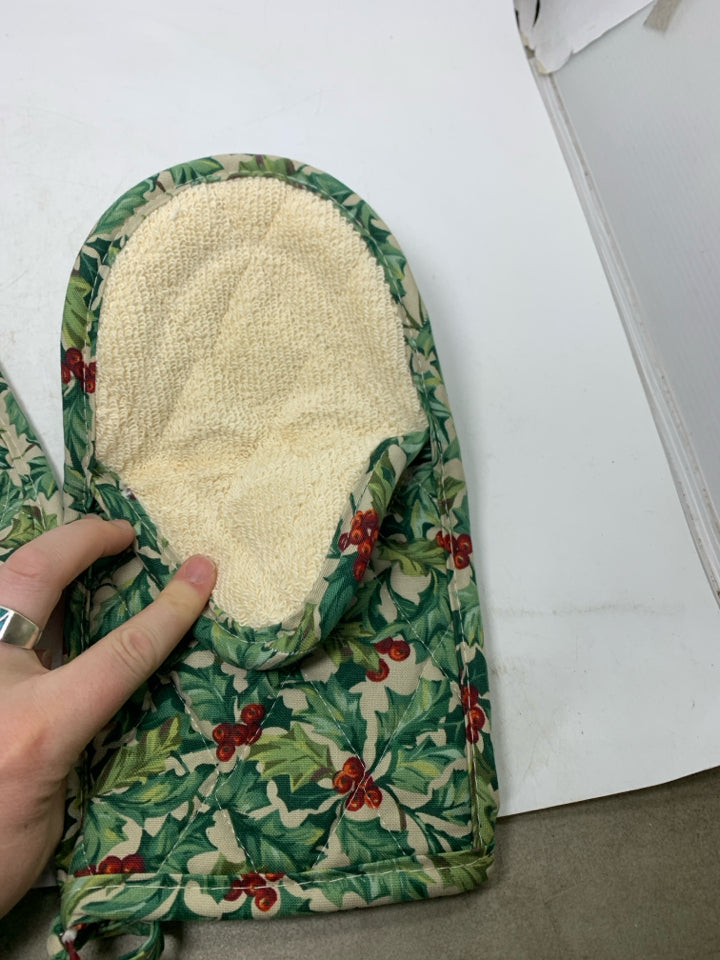 2 HOLLY PATTERN QUILTED MITT/TRIVET.