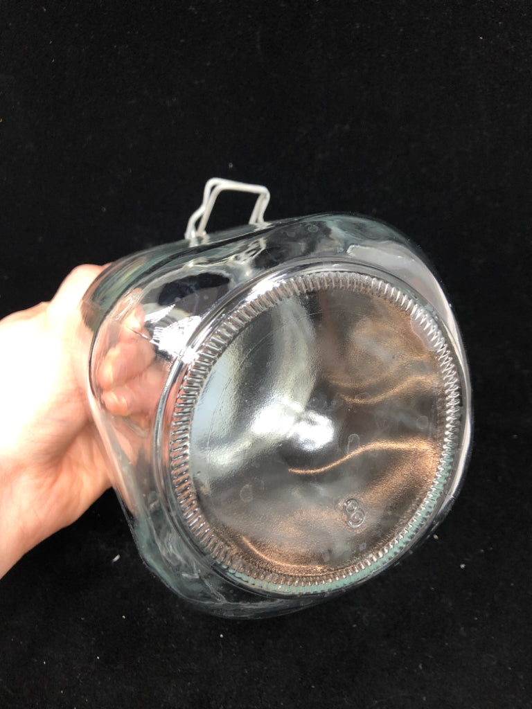 CLEAR GLASS JAR W/FLIP LOCKING LID.