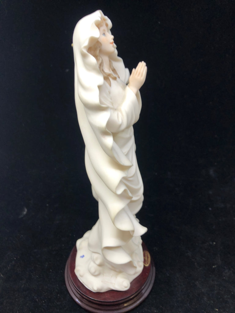 WOMAN STANDING PRAYING W/ CHERUB BY HER FEET FIGURINE FLORENCE GIUSEPPE ARMANI.