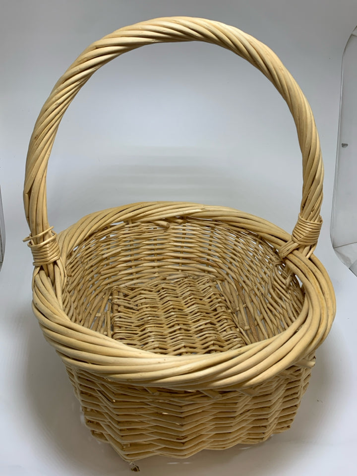 WICKER BASKET W/HANDLE.