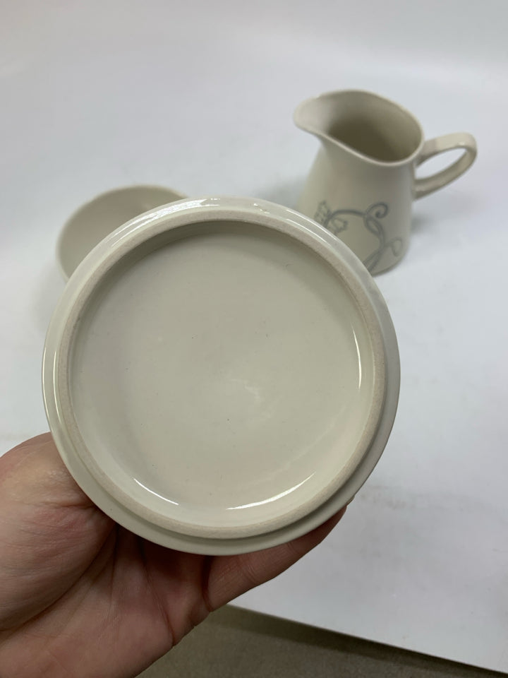 CERAMIC SUG/CREAMER W/ BLUE FLOWER OUTLINE.