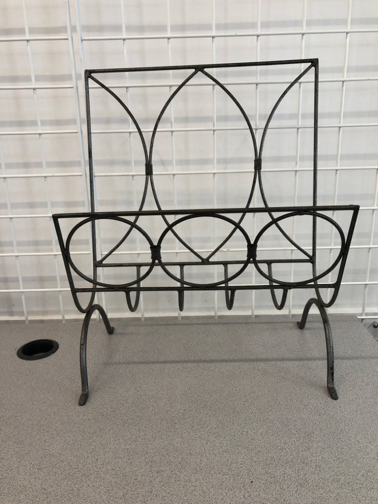 VTG STYLE GRAY METAL MAGAZINE RACK.