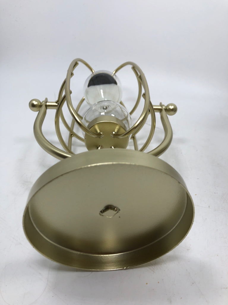 SUSPENDED GOLD SAND TIMER.