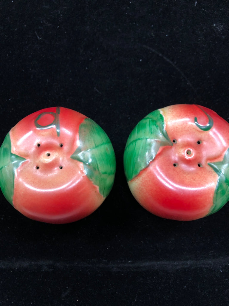 VTG CERAMIC APPLE SALT/PEPPER SHAKERS.