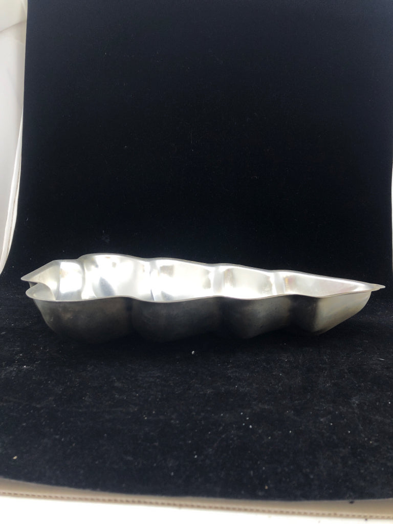 CHRISTMAS TREE CAKE PAN.