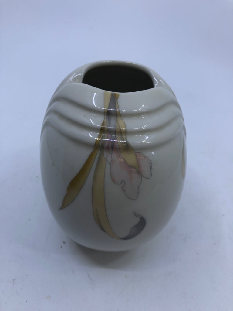 CIRCLE VASE W/ TAN FLOWERS.