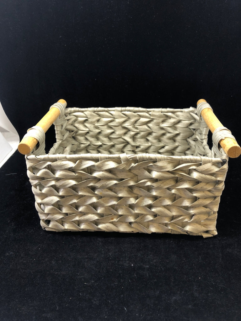 PLASTIC GREY WEAVE BASKET W/ WOOD HANDLES.