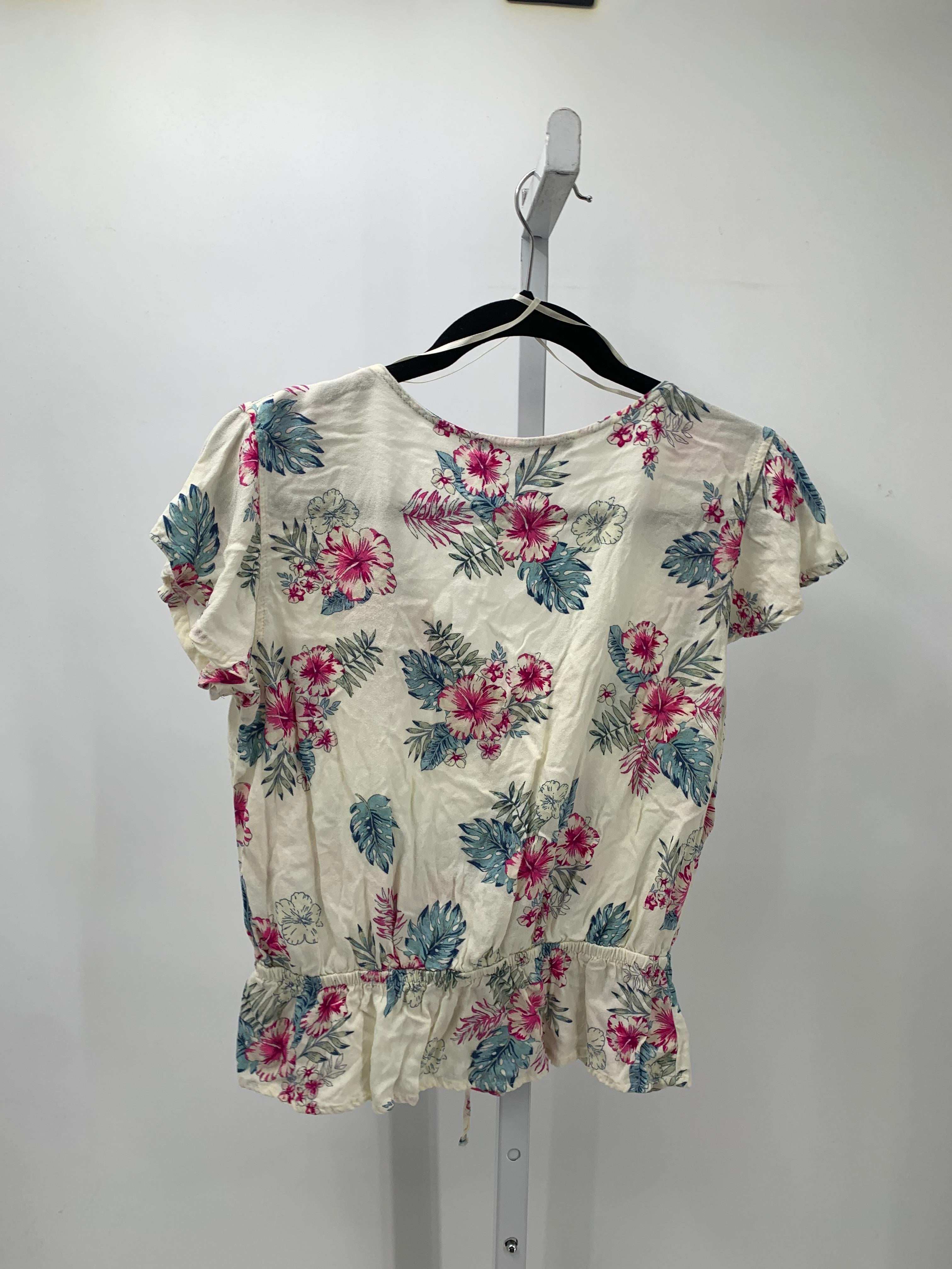 One Clothing Size Medium Juniors Short Sleeve Shirt