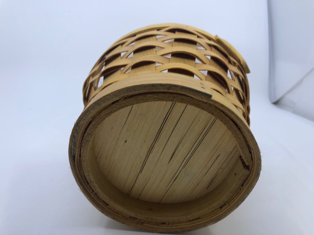 BLONDE WOOD BASKET W LINER.