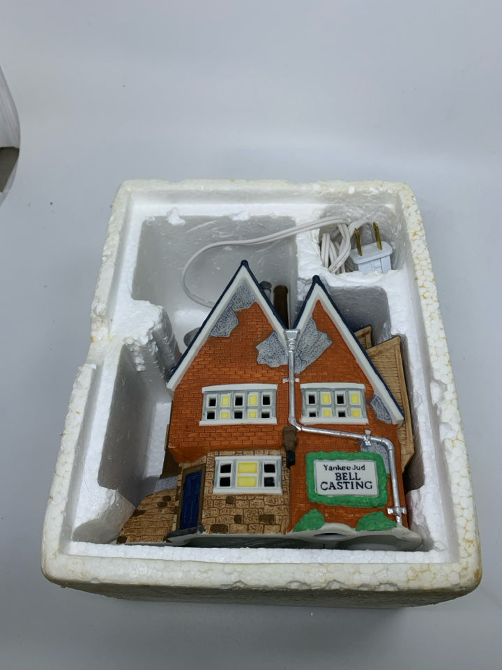 IN BOX HERITAGE VILLAGE DEPT 56 " YANKEE JUD BELL CASTING" LIGHT UP HOUSE.