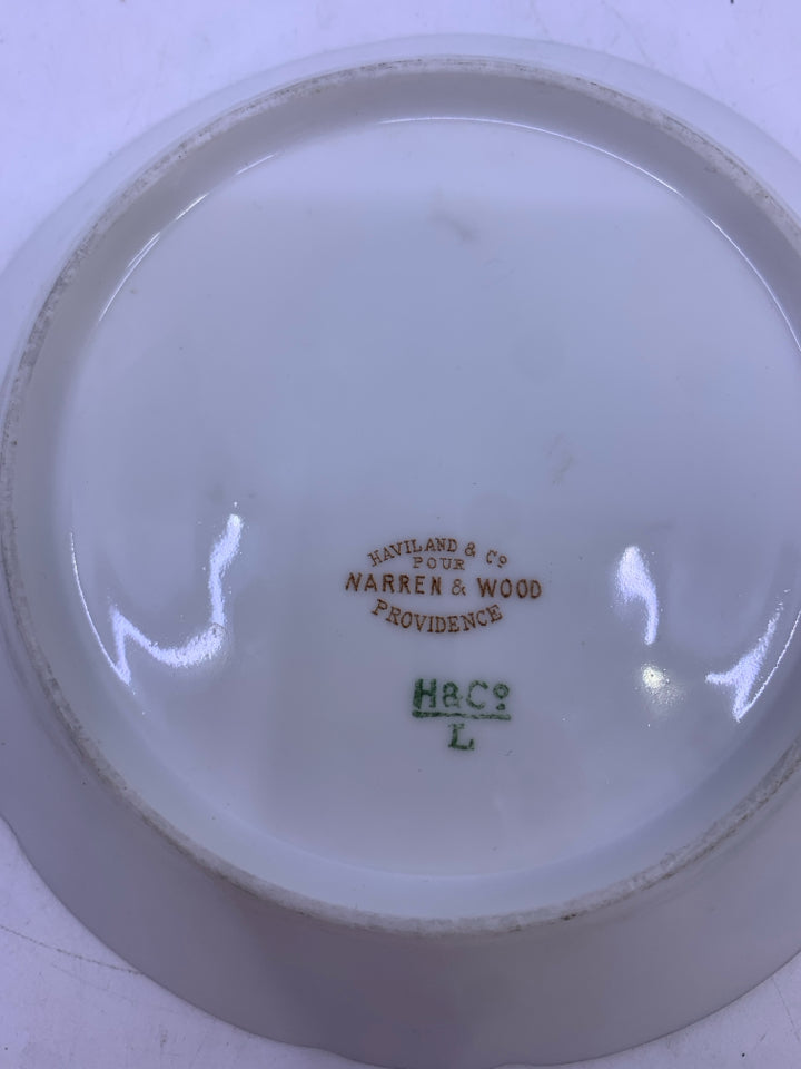 VTG WHITE W/ GOLD DETAILS TEACUP/SAUCER.