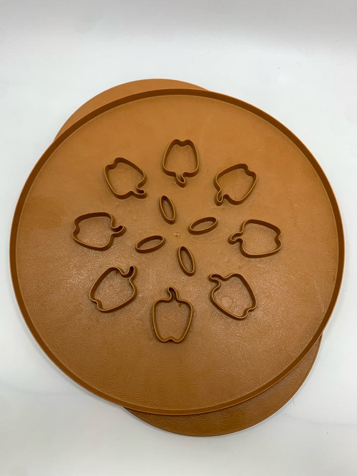 NORDIC WARE LEAVES & APPLE PIE TOP CUTTER.