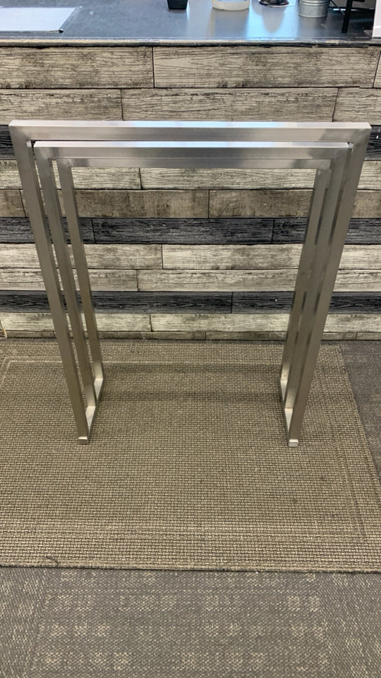 SILVER METAL TOWEL RACK.