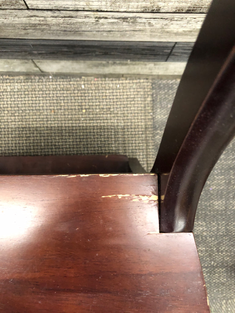 DK WOOD CHAIR/STEP LADDER *MINOR WEAR.