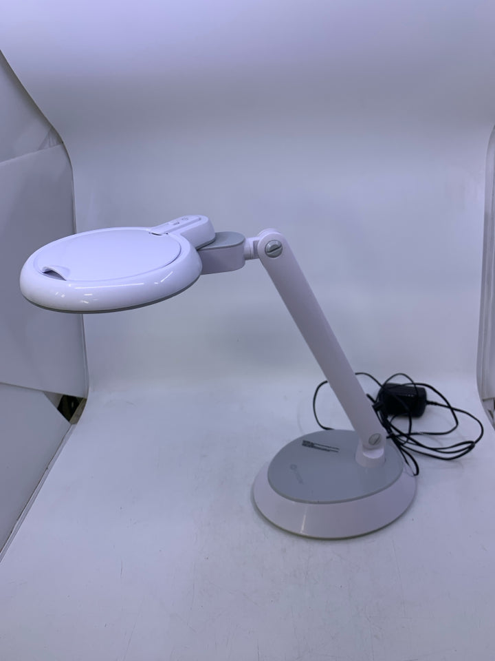MAGNIFY/CRAFT ADJUSTABLE LAMP.