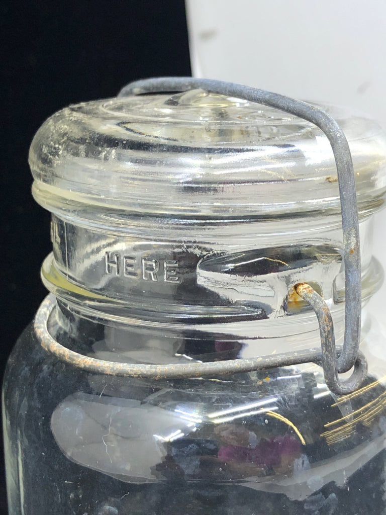VTG ATLAS JAR W METAL CLASP.