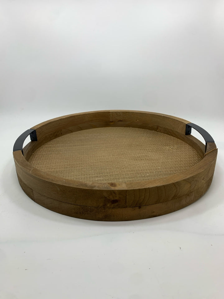ROUND WOOD TRAY W/BLACK METAL HANDLES.