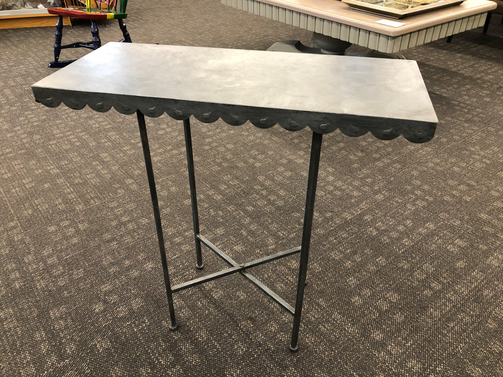 METAL SCALLOPED SIDE TABLE.