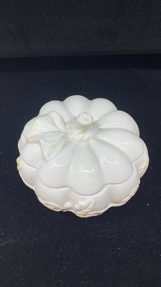 WHITE SCROLL PUMPKIN SERVER W LID.