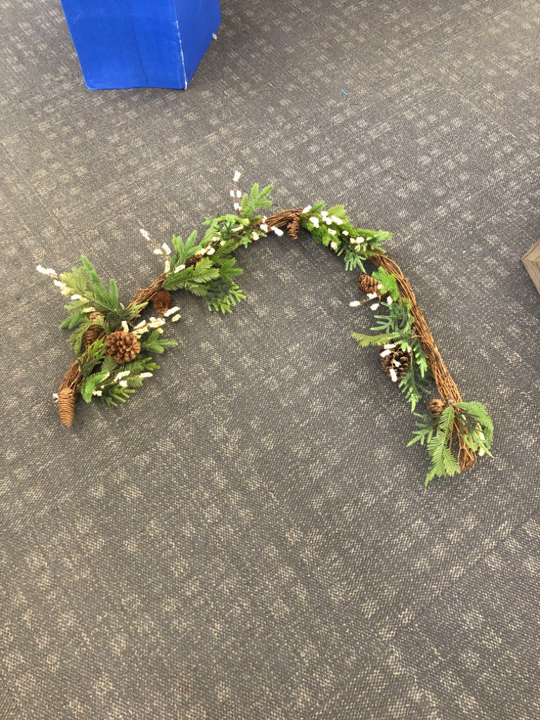 PINECONES & WHITE BERRIES GARLAND.