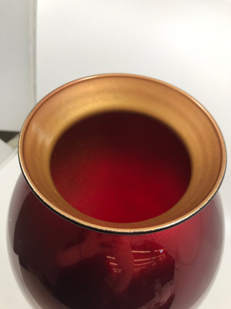 RED GLASS VASE.