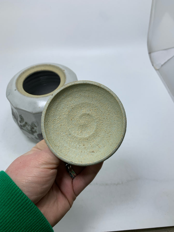 OFF WHITE W/ DARK GRAY LEAVES SHORT CANISTER.